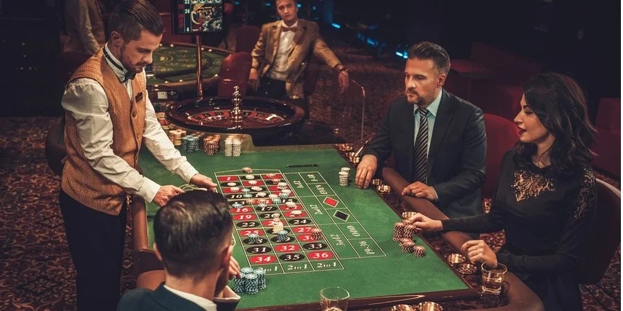 elegancko urządzona przestrzeń kasynowa Qesjumboraly